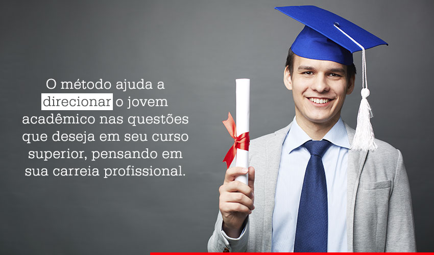 jovem com capelo e diploma na mão