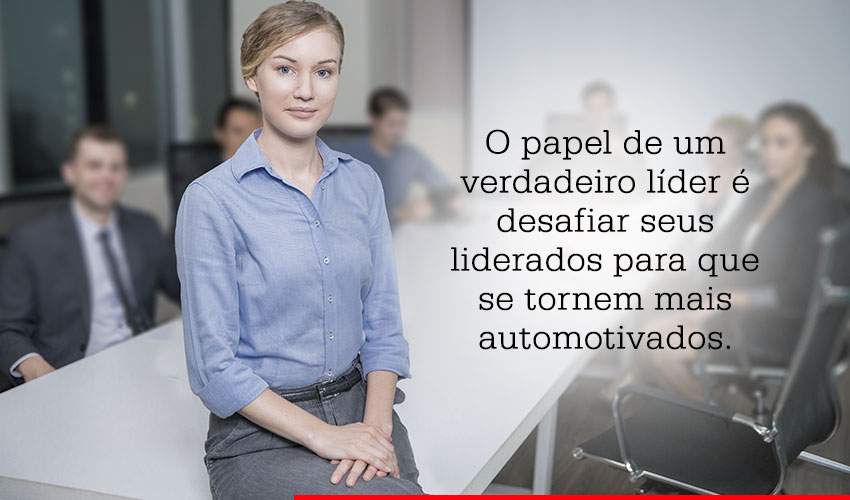 Mulher de roupa social sentada na ponta da mesa